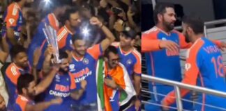 rohit and kohli in bus parade